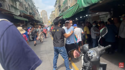 市場掃街女助理遭「阿北肘擊」! 葉元之怒:立場不一樣就打人嗎