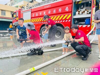 搜救犬萌翻台南歸仁仁壽宮！　孩童化身小小消防員闖關學防災急救