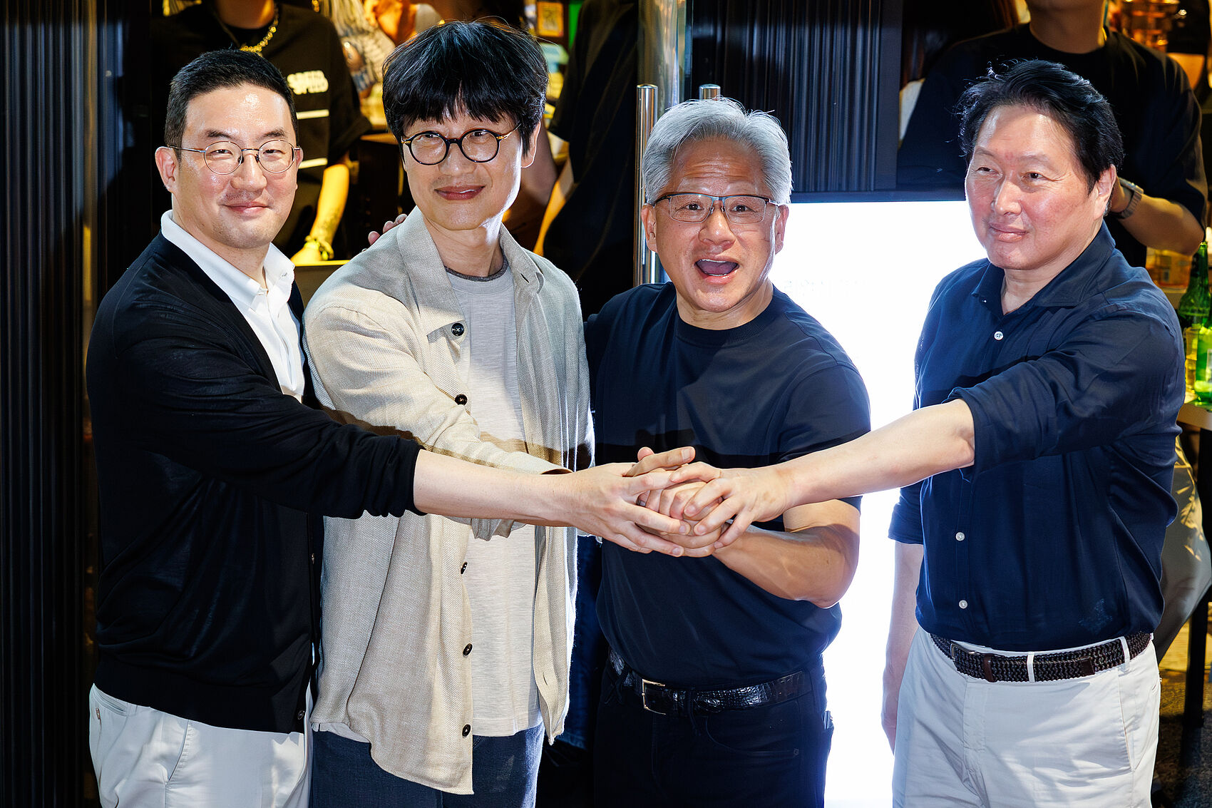 ▲▼6月5日，LG集團會長具光謨、NAVER創辦人李海珍、輝達執行長黃仁勳、SK集團會長崔泰源現身首爾弘大一間餐廳。（圖／VCG）
