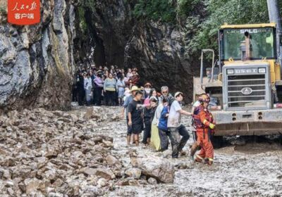 甘肅山洪一對情侶被沖散!貨車攔路救回兩命 已致10人遇難