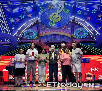 40年同學會搬進廟會! 文化大學愛暉社齊聚北門體驗擲筊文化