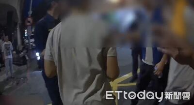 廟會煙火狂炸「濃煙封路」！高雄宮廟主委槓警拉扯　2罪送辦