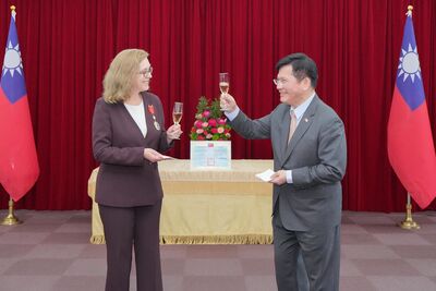 AIT副處長梁凱雯將離任　林佳龍頒贈睦誼外交獎章