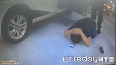派出所長下班回家…超商見「可疑男狂領錢」秒逮2人！起獲18萬現金