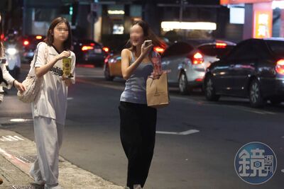 郭台銘16歲愛女「暑假也得打工」！與友人買手搖飲被直擊