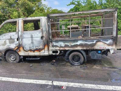 貨車載切割機具上國道...突竄火全面燃燒!4人驚慌跳車逃生