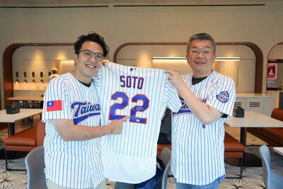 沈伯洋出席大都會「台灣日」 喜提大聯盟頂級球星Juan Soto簽名球棒