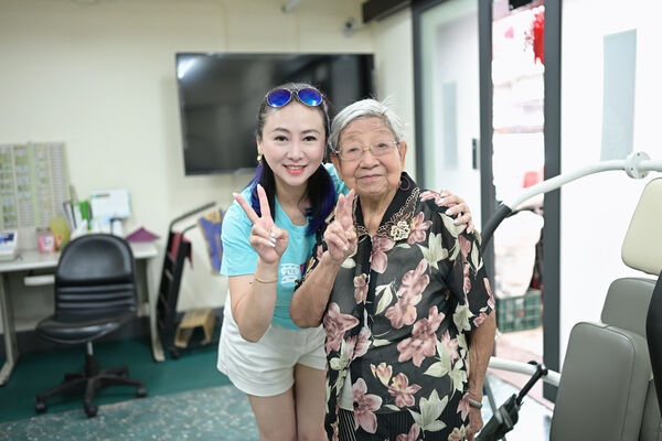 ▲翁虹回台陪伴長輩們。（圖／台灣優質生命協會）