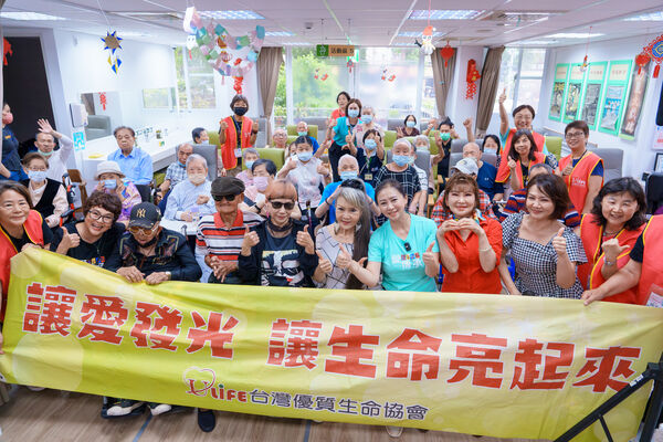 ▲翁虹回台陪伴長輩們。（圖／台灣優質生命協會）
