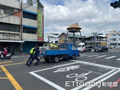 貨車拋錨卡快車道　南王警合力推車迅速排除險象