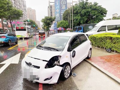 桃園白車失控連環撞！駕駛昏迷送醫　疑身體不適釀禍
