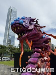 直擊/「舊版巴龍」突襲信義區 玩家發脆:「有點不一樣」勾回憶