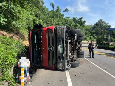 苗栗聯結車過彎甩尾瞬間側翻　滿車木屑傾覆「交通受阻3小時」