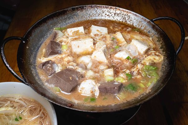 ▲▼南投「阿華臭豆腐」招牌臭豆腐。（圖／《美熊很愛吃》授權提供）