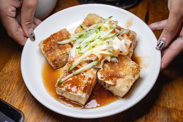 ▲▼南投「阿華臭豆腐」招牌臭豆腐。（圖／《美熊很愛吃》授權提供）