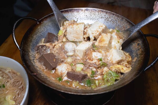 ▲▼南投「阿華臭豆腐」招牌臭豆腐。（圖／《美熊很愛吃》授權提供）