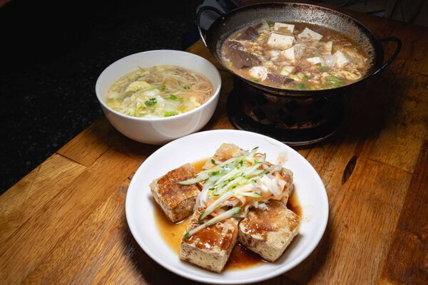 ▲▼南投「阿華臭豆腐」招牌臭豆腐。（圖／《美熊很愛吃》授權提供）