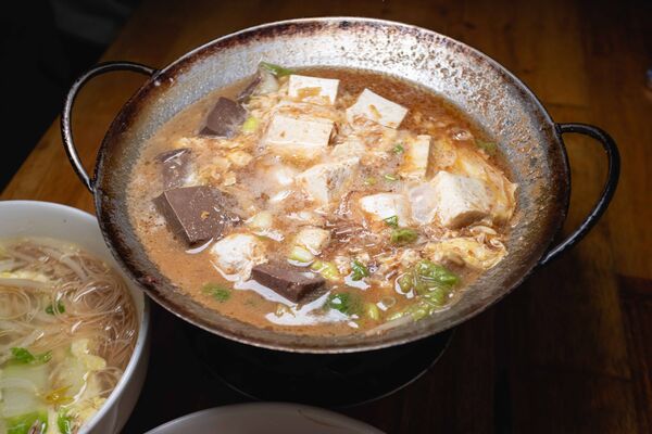 ▲▼南投「阿華臭豆腐」招牌臭豆腐。（圖／《美熊很愛吃》授權提供）