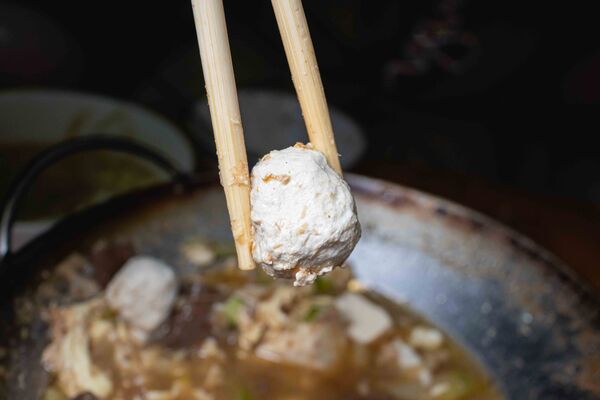 ▲▼南投「阿華臭豆腐」招牌臭豆腐。（圖／《美熊很愛吃》授權提供）