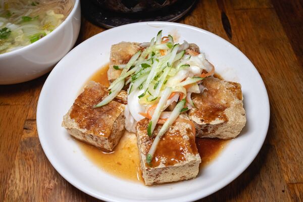 ▲▼南投「阿華臭豆腐」招牌臭豆腐。（圖／《美熊很愛吃》授權提供）