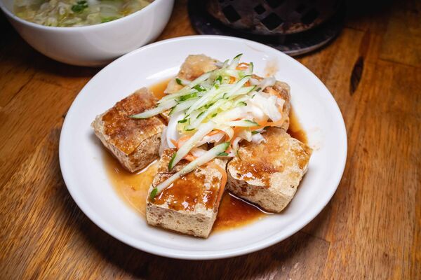 ▲▼南投「阿華臭豆腐」招牌臭豆腐。（圖／《美熊很愛吃》授權提供）