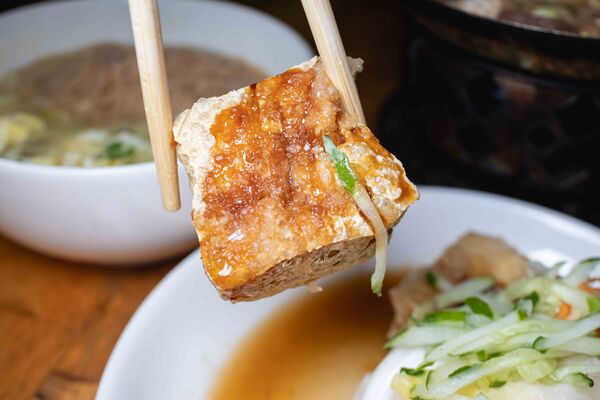 ▲▼南投「阿華臭豆腐」招牌臭豆腐。（圖／《美熊很愛吃》授權提供）