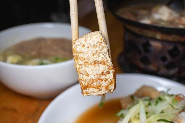 ▲▼南投「阿華臭豆腐」招牌臭豆腐。（圖／《美熊很愛吃》授權提供）