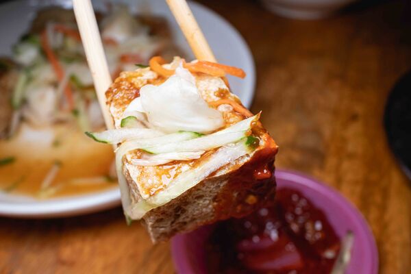 ▲▼南投「阿華臭豆腐」招牌臭豆腐。（圖／《美熊很愛吃》授權提供）