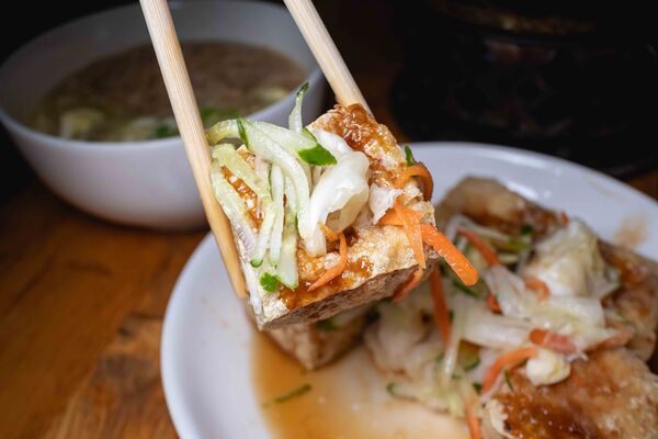 ▲▼南投「阿華臭豆腐」招牌臭豆腐。（圖／《美熊很愛吃》授權提供）