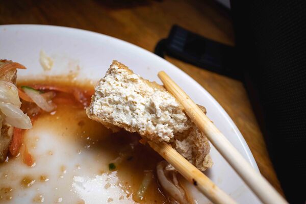 ▲▼南投「阿華臭豆腐」招牌臭豆腐。（圖／《美熊很愛吃》授權提供）