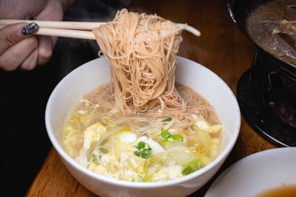 ▲▼南投「阿華臭豆腐」招牌臭豆腐。（圖／《美熊很愛吃》授權提供）
