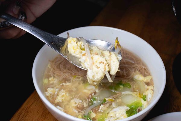 ▲▼南投「阿華臭豆腐」招牌臭豆腐。（圖／《美熊很愛吃》授權提供）