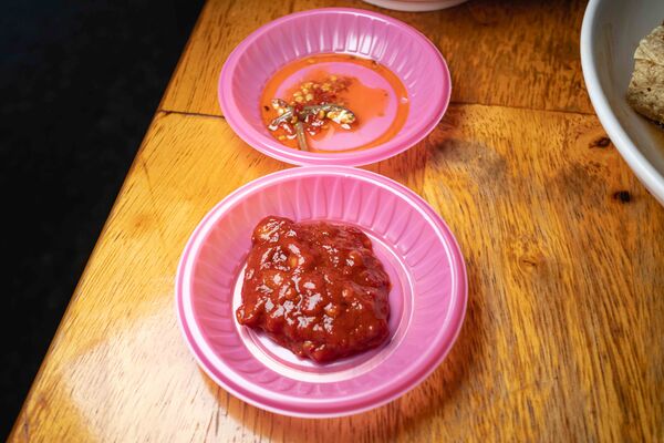 ▲▼南投「阿華臭豆腐」招牌臭豆腐。（圖／《美熊很愛吃》授權提供）