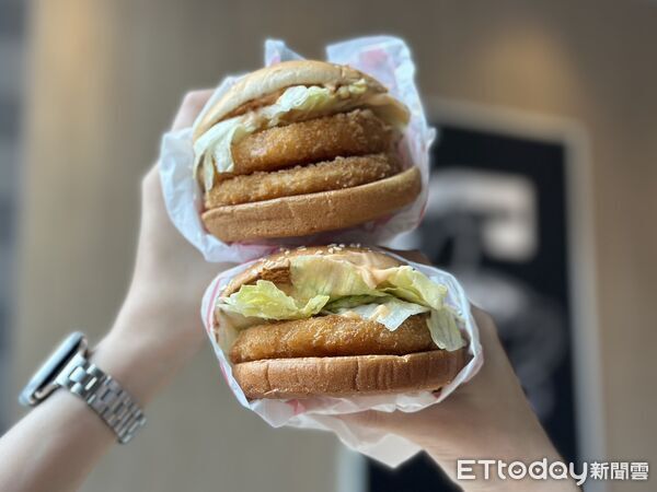 ▲▼麥當勞「海味揚蝦堡」、「海味雙層揚蝦堡」。（圖／記者蕭筠攝）
