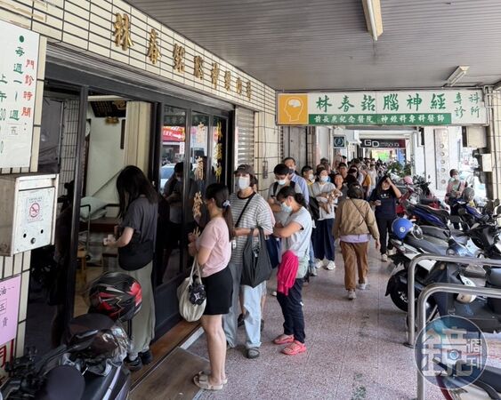 獨家/林逸欣返台南親監工拆43年父親診所招牌 不捨嘆:從小在那裡長大