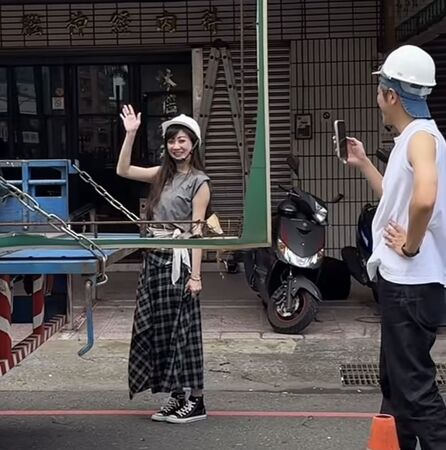獨家/林逸欣返台南親監工拆43年父親診所招牌 不捨嘆:從小在那裡長大