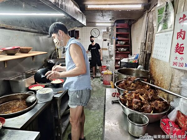 ▲▼江蘇老趙刀切麵店內用餐環境。（圖／《DARREN蘋果樹旅遊玩樂誌》授權提供）