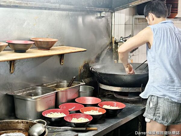 ▲▼江蘇老趙刀切麵店內用餐環境。（圖／《DARREN蘋果樹旅遊玩樂誌》授權提供）