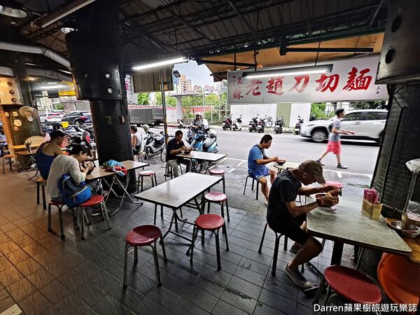 ▲▼江蘇老趙刀切麵店內用餐環境。（圖／《DARREN蘋果樹旅遊玩樂誌》授權提供）