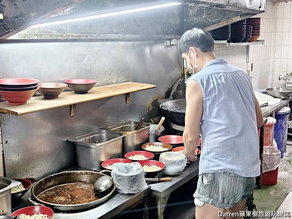 ▲▼江蘇老趙刀切麵店內用餐環境。（圖／《DARREN蘋果樹旅遊玩樂誌》授權提供）