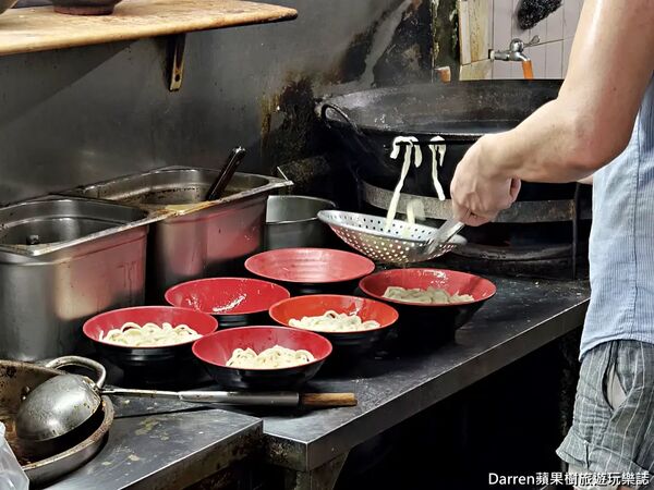 ▲▼江蘇老趙刀切麵店內用餐環境。（圖／《DARREN蘋果樹旅遊玩樂誌》授權提供）