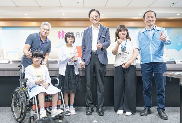 ▲桃園市長張善政今日在市政會議上表揚楊梅區瑞梅國小六年級陳品媗榮獲「2026總統教育獎」，媽媽許桂鳳也到場陪同。（圖／市府新聞處提供）