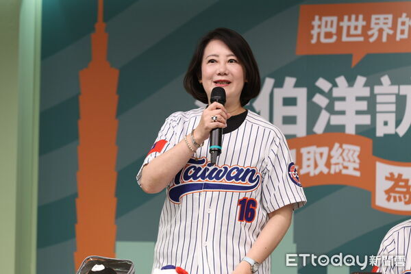 ▲吳思瑤主持沈伯洋返國成果記者會。(圖/記者林敬旻攝)
