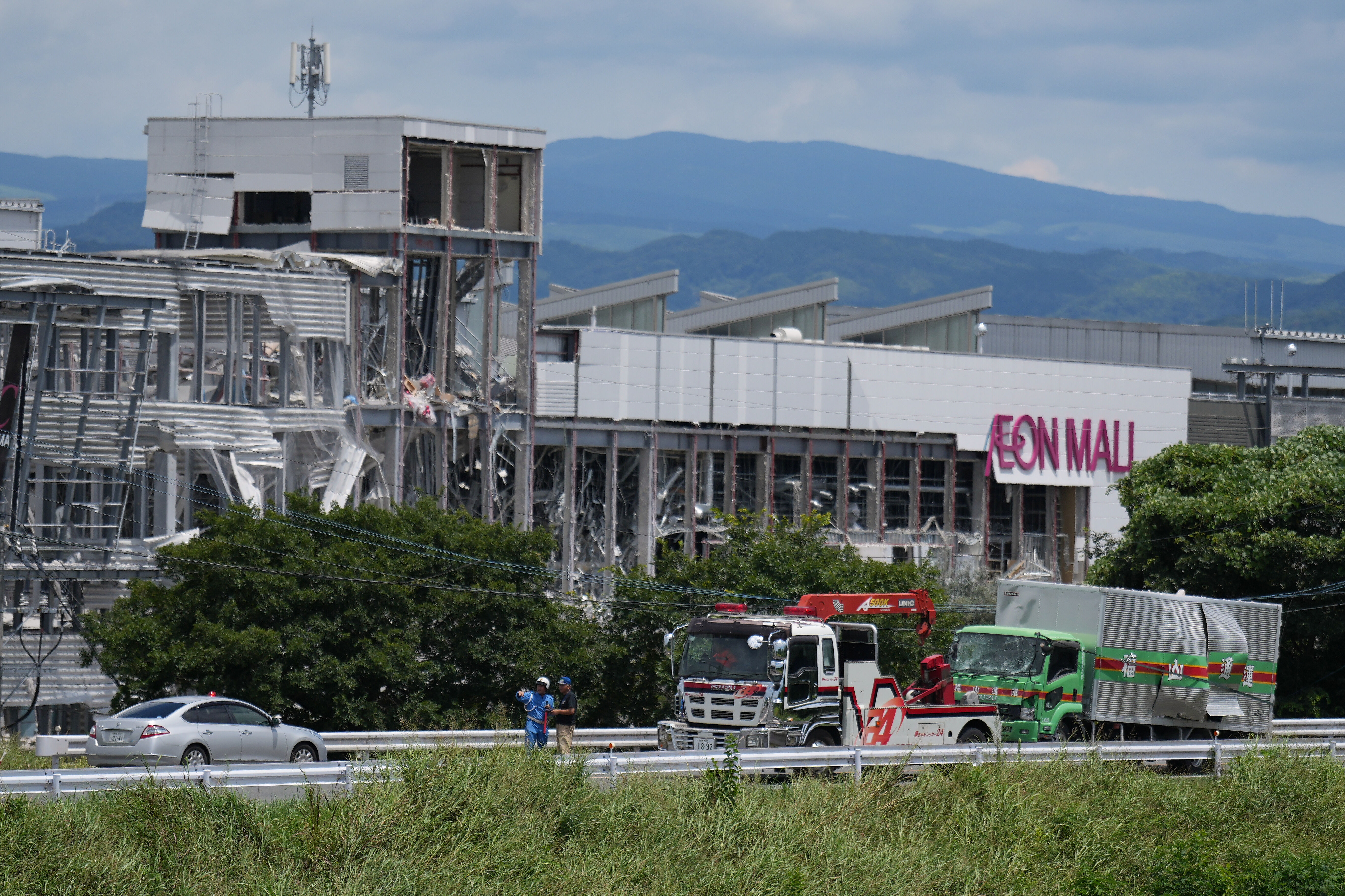 ▲▼強震過後，位於日本熊本縣嘉島町的大型商場「AEON MALL熊本」因強烈爆炸而嚴重受損。（圖／達志影像／美聯社）