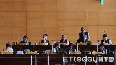 中捷藍線預算變變變！局長被問倒...盧秀燕轉頭「死亡之瞪」