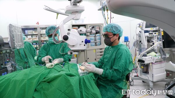 ▲▼ 解除視網膜危機「救視精準」 嘉基導入雲嘉首台3D數位高階眼科顯微鏡  。（圖／嘉義基督教醫院提供）