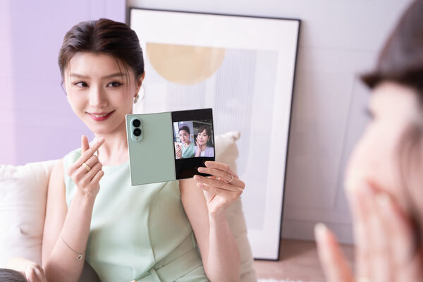 ▲▼三星 Galaxy Z Fold8 首度採用寬螢幕，更適合瀏覽網頁、文件或是觀看串流影片（圖／三星提供）