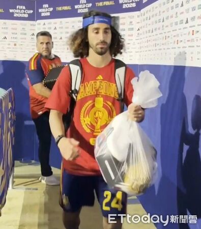 ▲▼庫庫雷亞（Marc Cucurella）用塑膠袋「打包」冠軍大力神盃。（圖／路透）