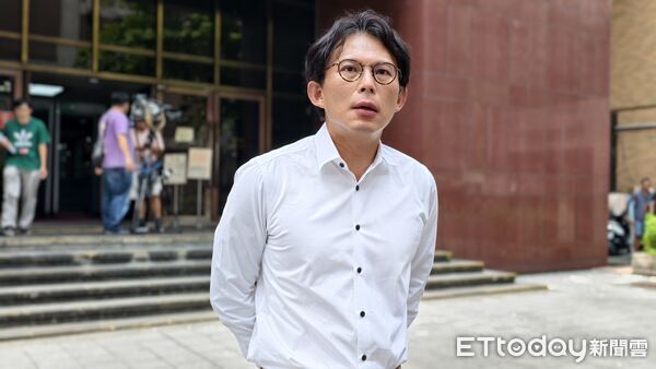 ▲▼台灣民眾黨主席黃國昌被《鏡週刊》提自訴控告涉嫌加重誹謗，今7/31到台北地院出庭不認罪，批對方莫名其妙、浪費時間。（圖／記者黃哲民攝）