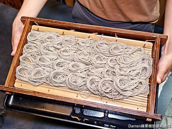 ▲▼へぎ蕎麦処むろしま必吃布海苔蕎麥麵，還有天婦羅、串燒配新潟地酒。（圖／《DARREN蘋果樹旅遊玩樂誌》授權提供）
